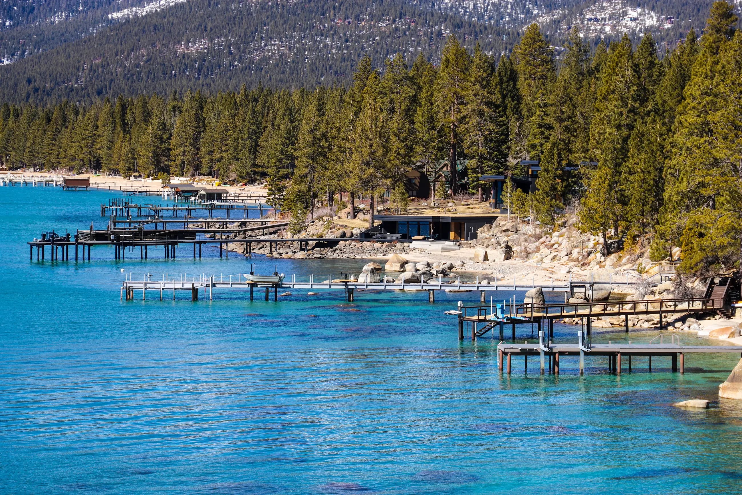 Casas modernas junto al lago, con muelles privados en la orilla turquesa de Lake Tahoe