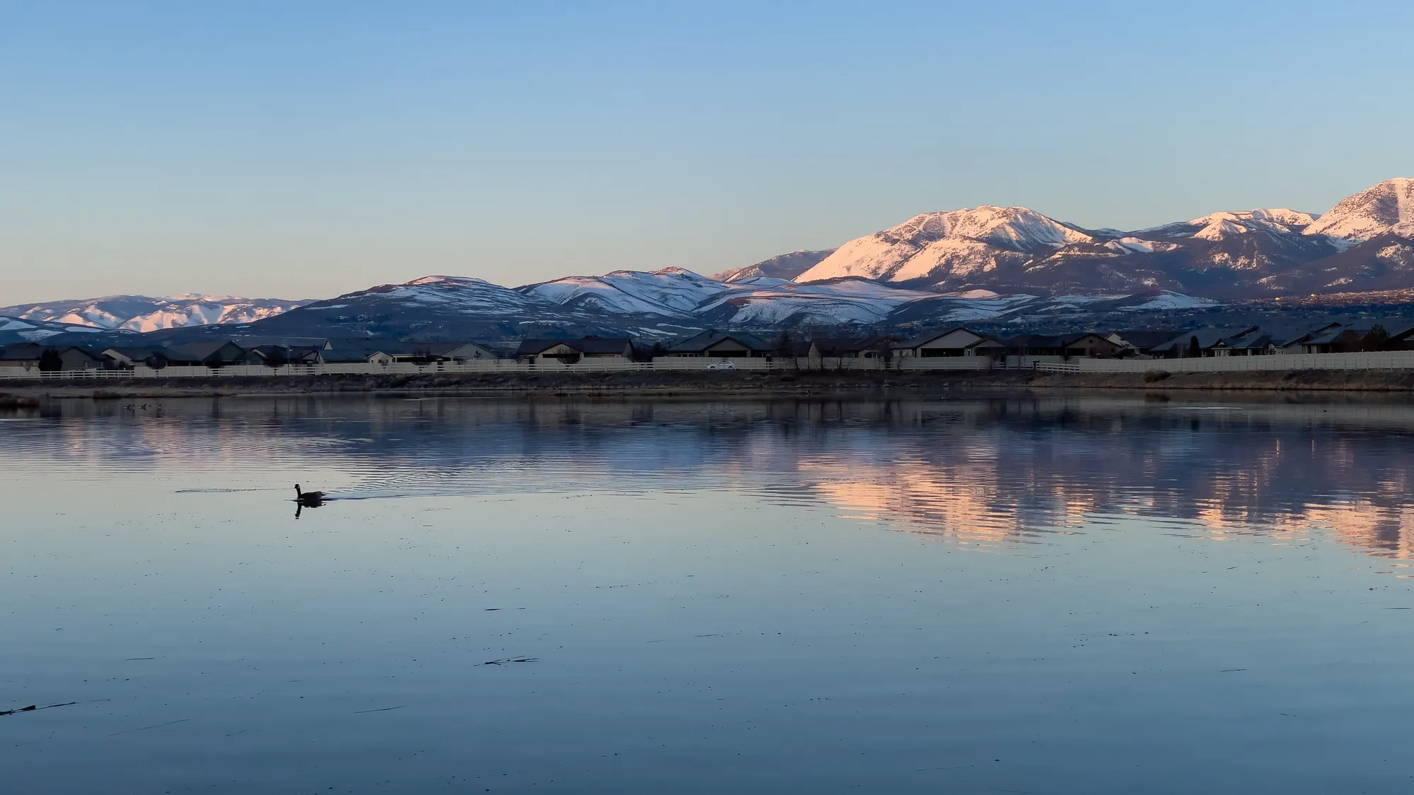 Montañas nevadas reflejadas en un lago tranquilo