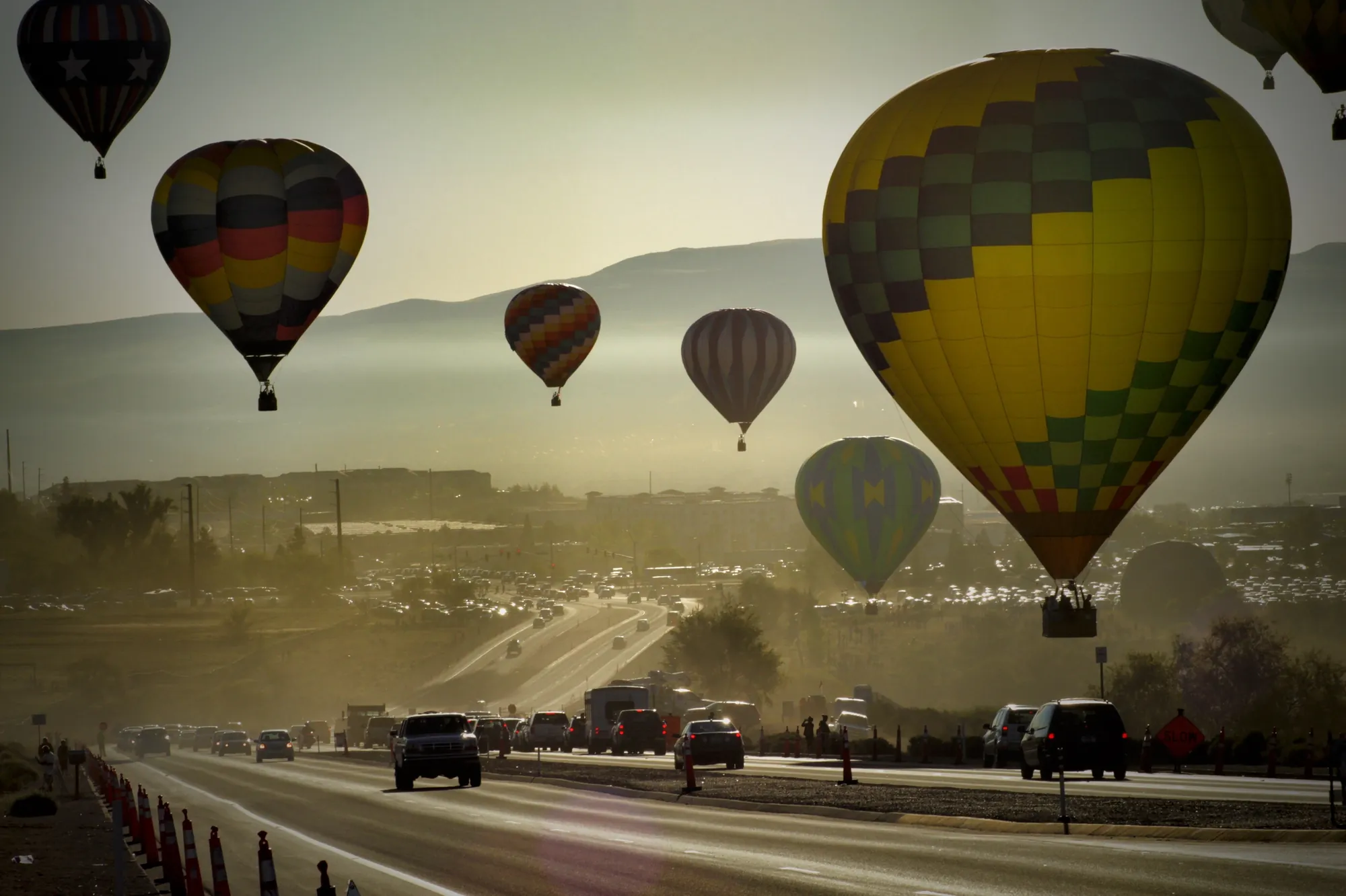 Globos aerostáticos elevándose sobre la ciudad