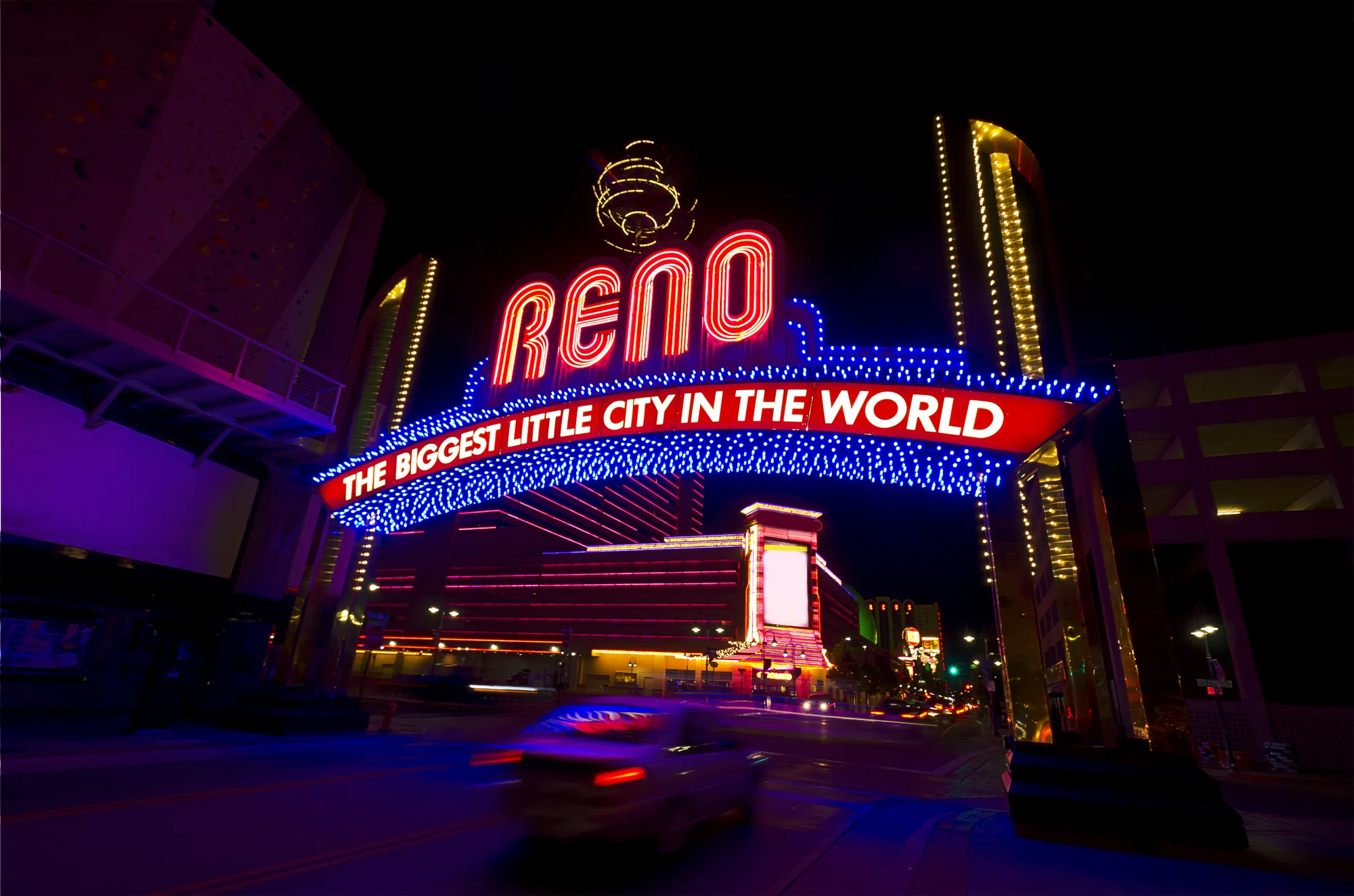 El arco de Reno iluminado de noche
