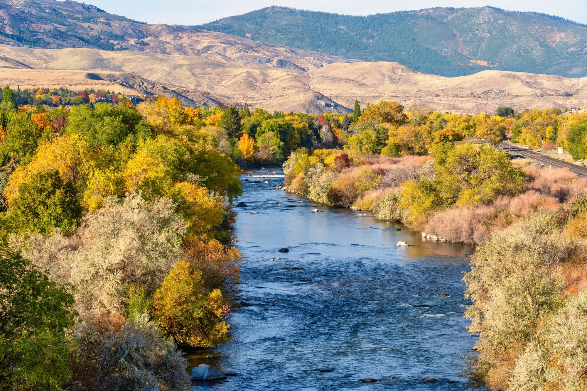 El río Truckee entre árboles de otoño