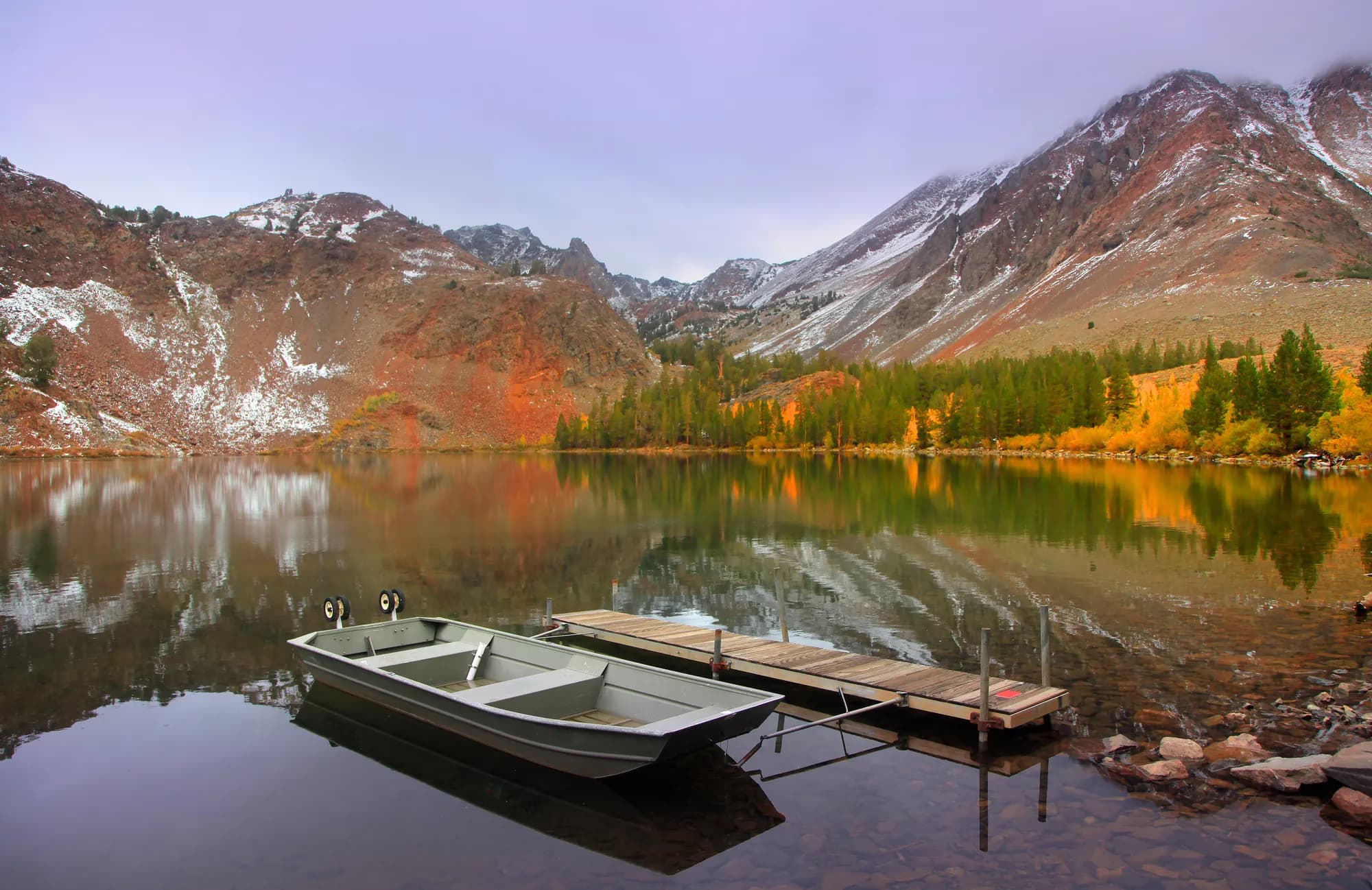 Botes en un lago de montaña con colores de otoño