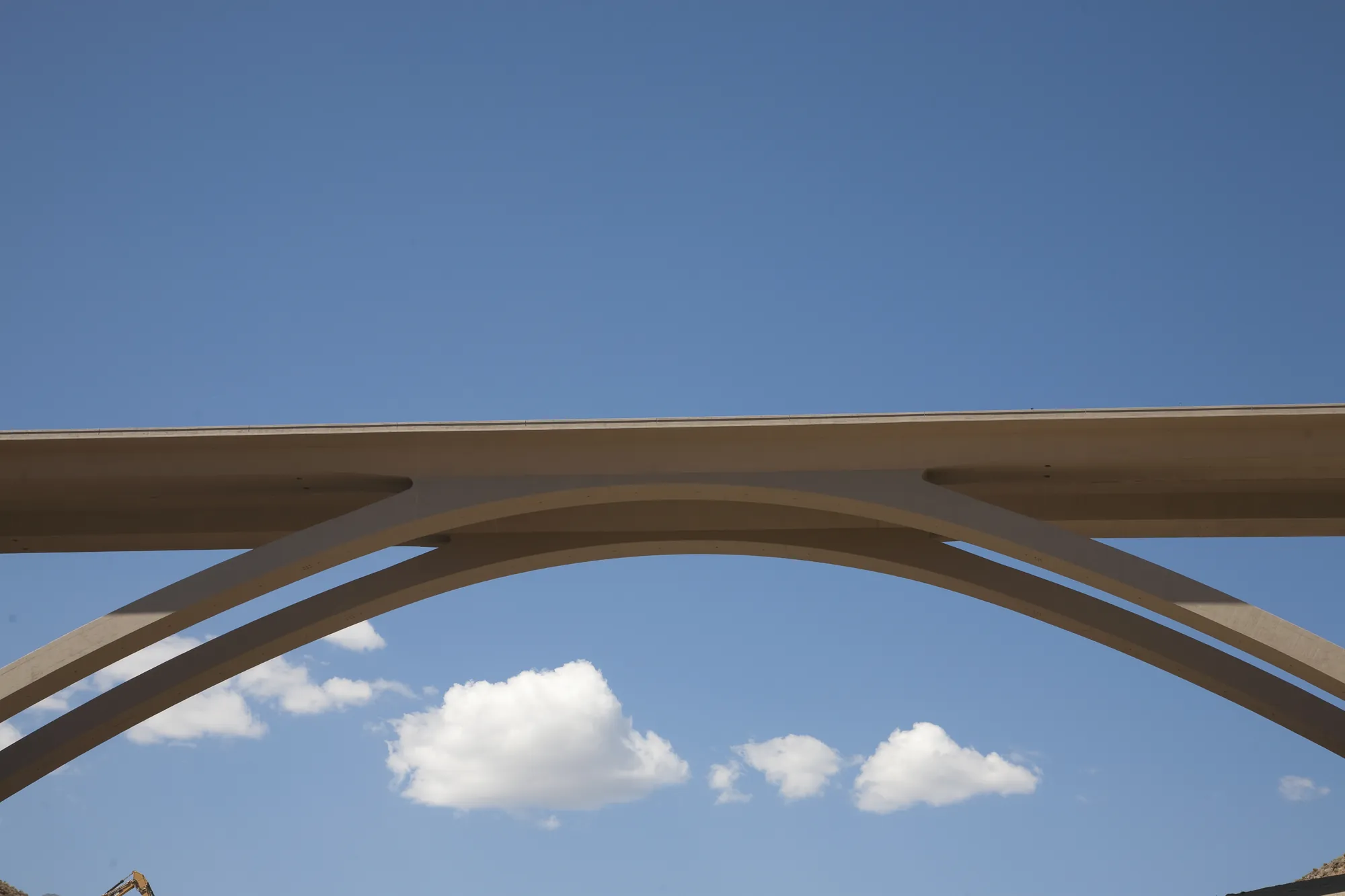 El arco del puente Galena Creek contra un cielo azul