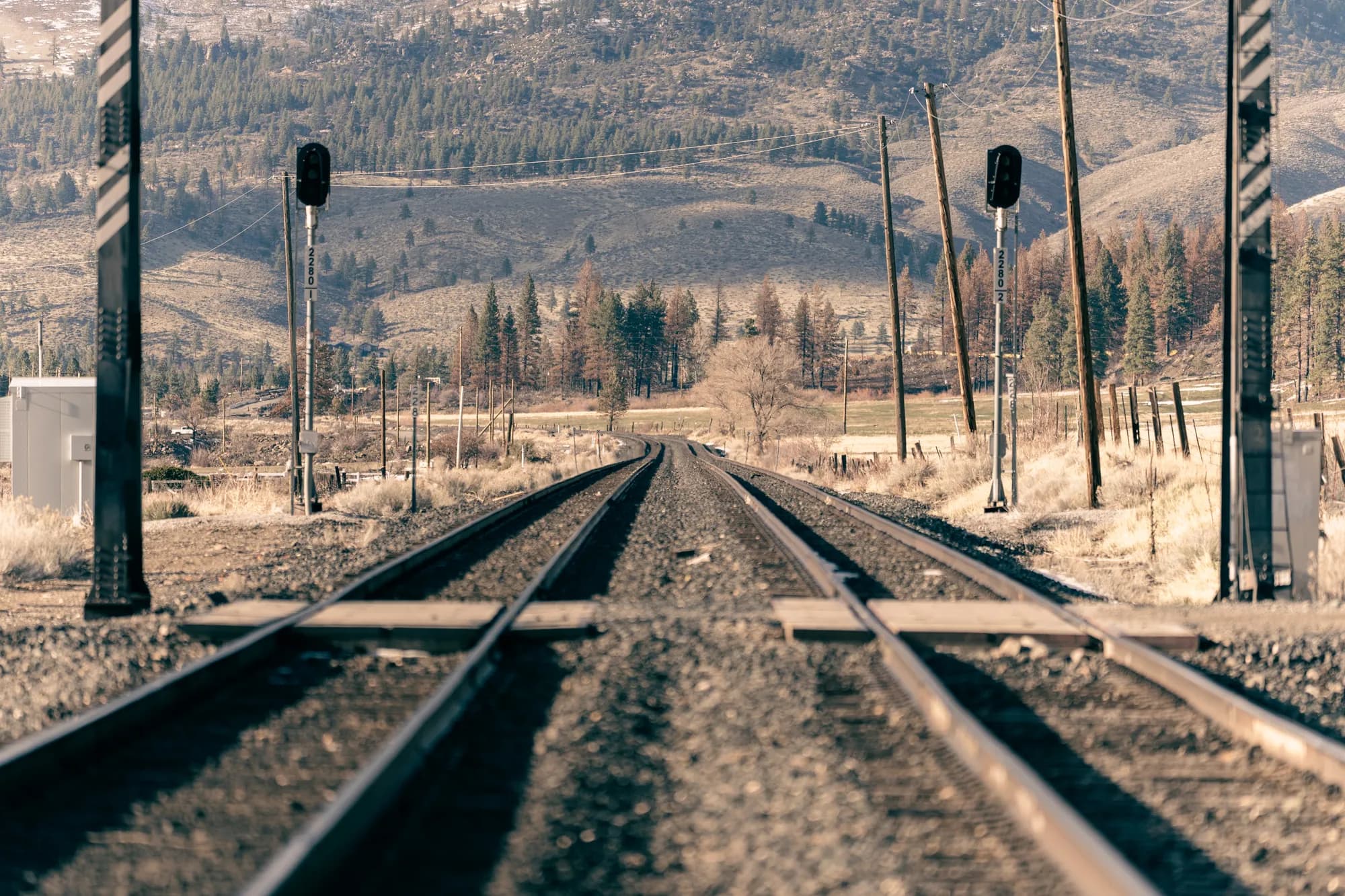 Vías del tren que entran al cañón del río Truckee