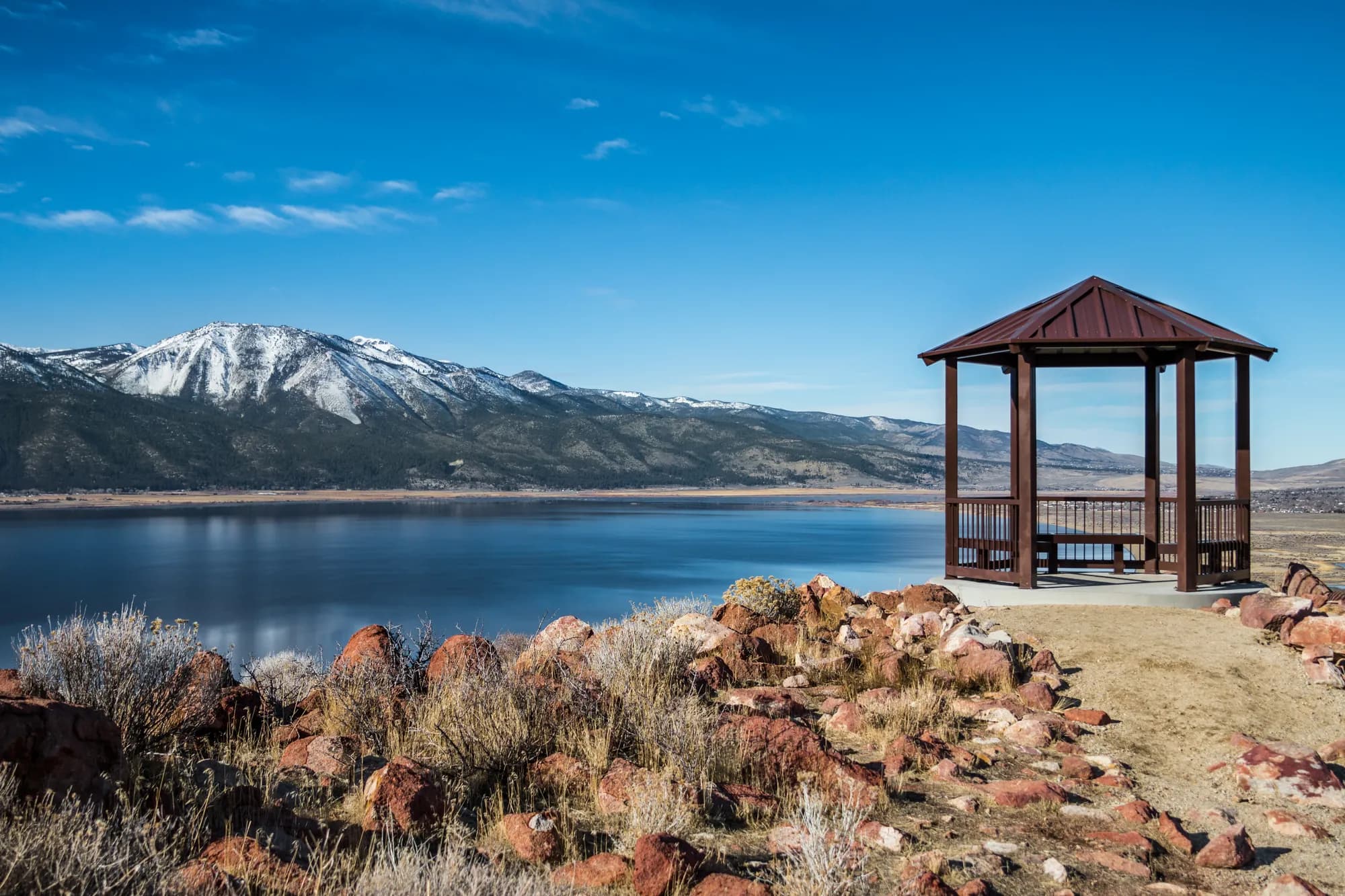 Washoe Lake y un mirador junto al lago bajo el nevado Slide Mountain