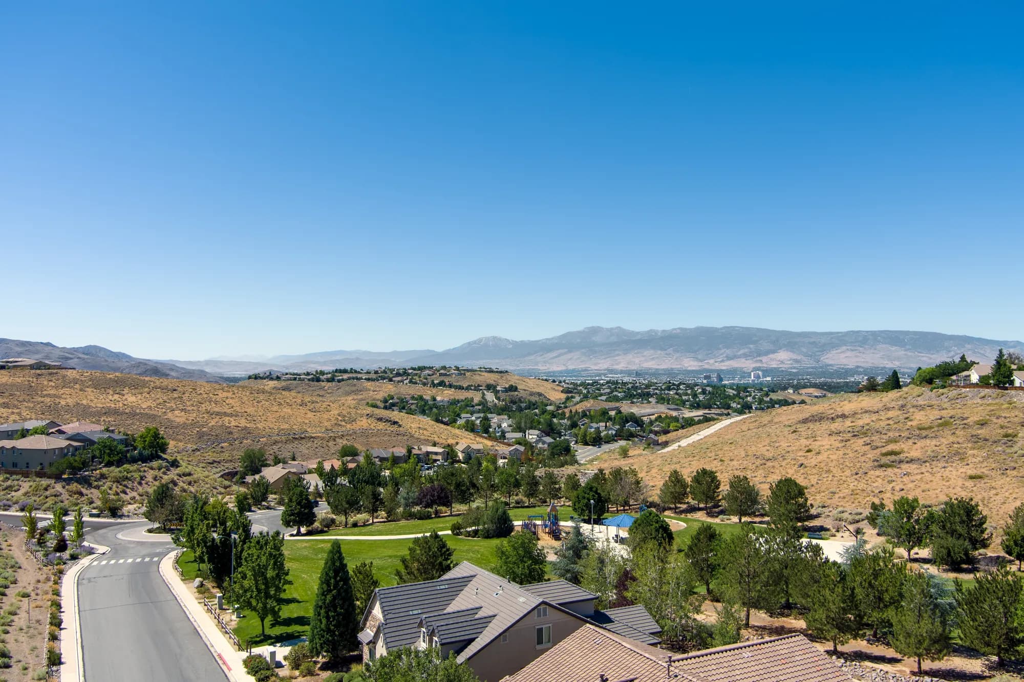 Casas en la colina con vista al valle